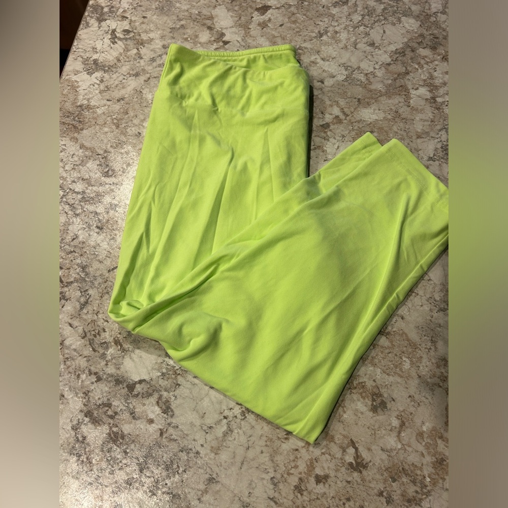 No Boundaries Neon Capri Leggings Large